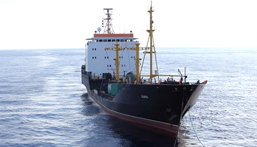 Минобороны РФ: Экипаж танкера «Кама» спас в океане француза и его собаку с тонувшей яхты