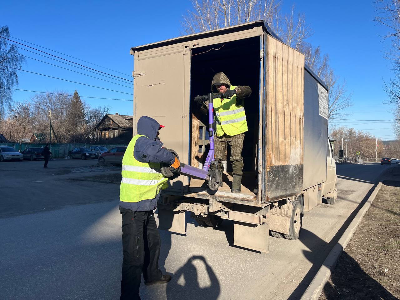В Перми за три дня вывезли более 500 неправильно размещенных электросамокатов 