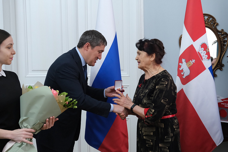 Губернатор Дмитрий Махонин наградил работников театров Прикамья