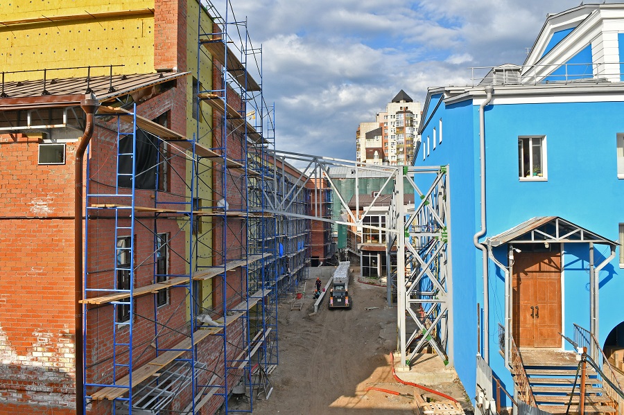 Театр начинается с парковки: Пермская мэрия мешает реконструкции ТЮЗа и требует с него денег