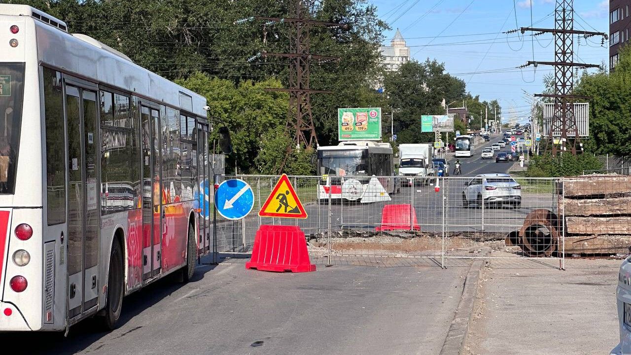 На улице Стахановской из-за ремонтных работ ограничили движение