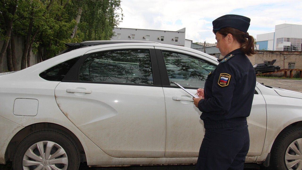 Приставы вернули обманутому покупателю автомобиль и выплаты