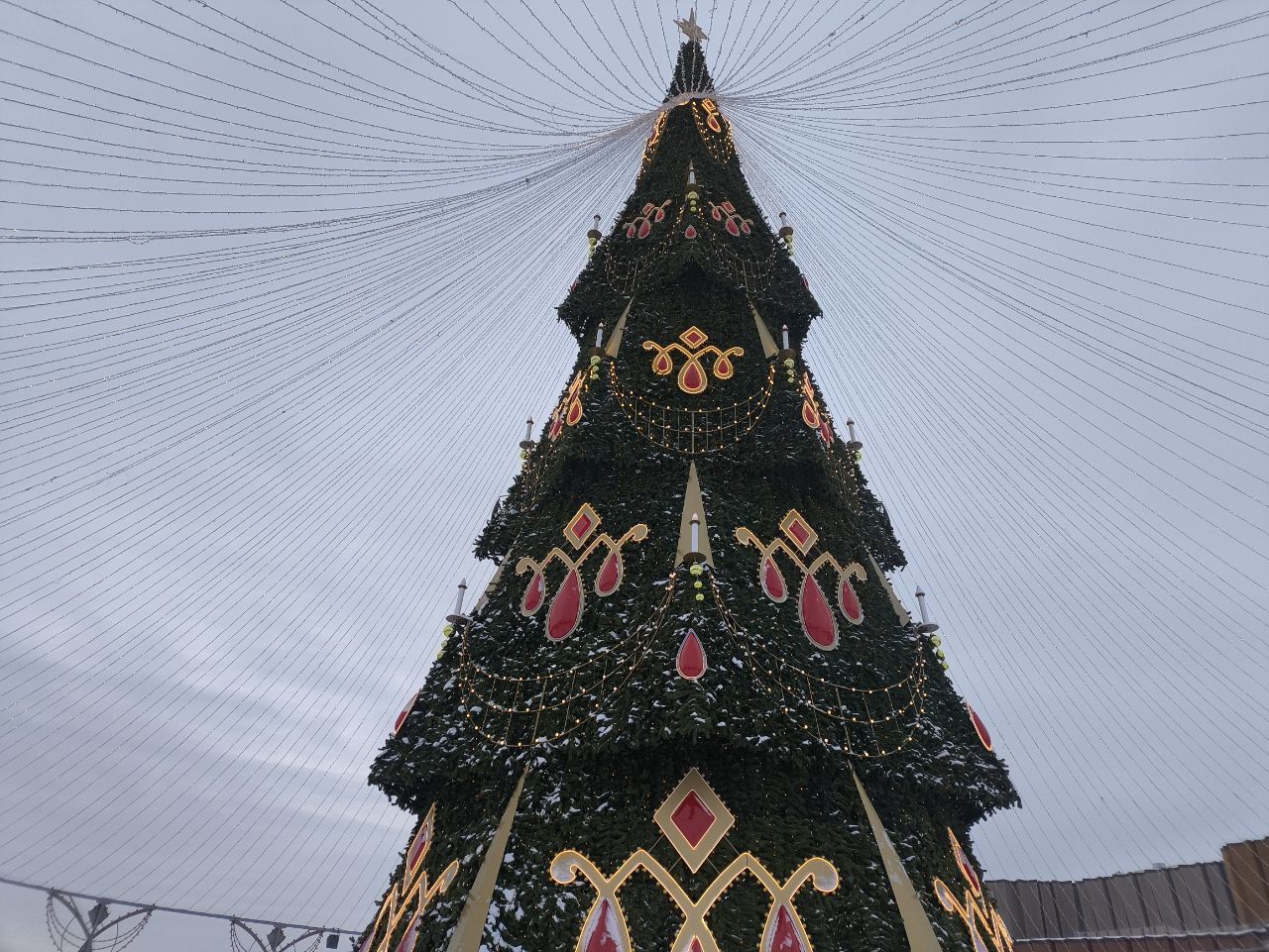 На эспланаде в Перми построили огромную горку для зимних видов спорта и массовых катаний