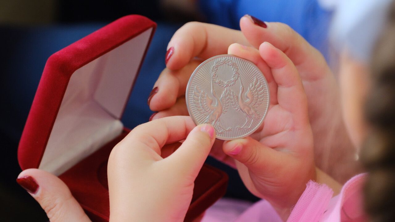 ​Жителям Верхнекамья вручили награды за вклад в промышленность и воспитание подрастающего поколения