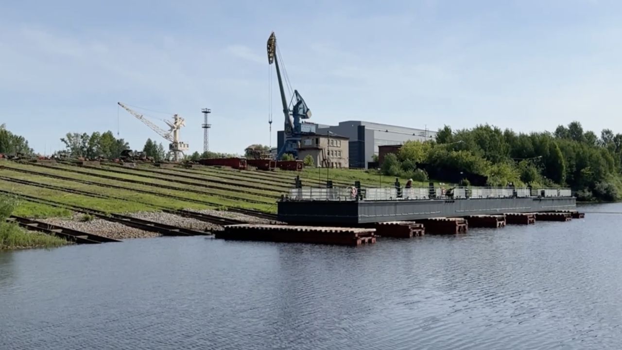 ​Пермская судоверфь спустила на воду универсальный плавучий причал для Соликамска