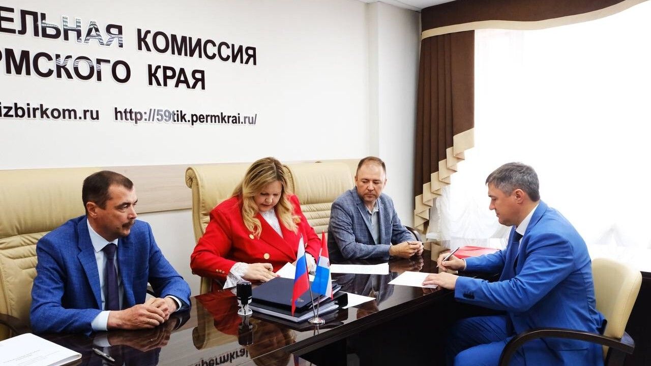Члены Общественной палаты присутствовали при передаче документов на выборы губернатора Прикамья