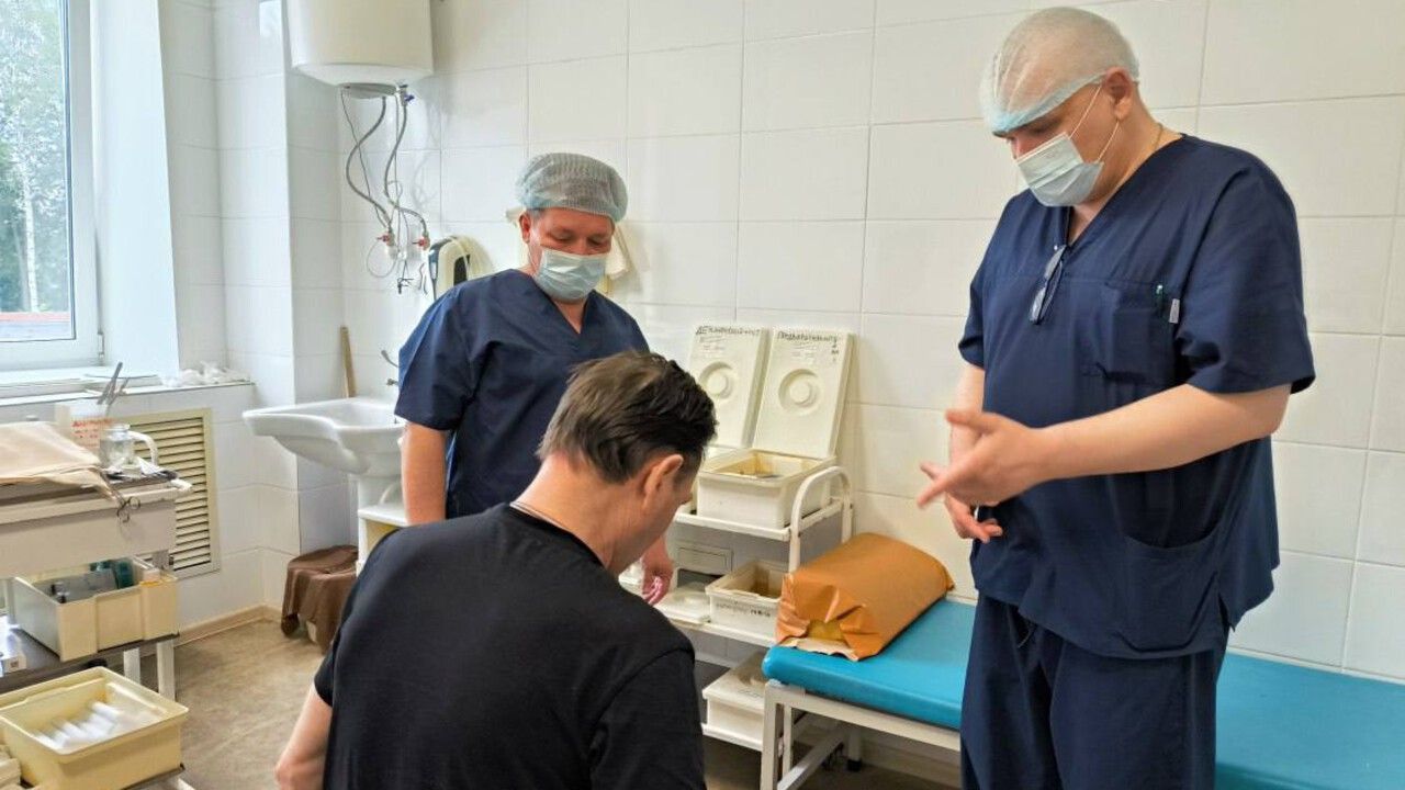 Пермские хирурги провели сложную операцию пациенту с многоосколочным переломом ноги