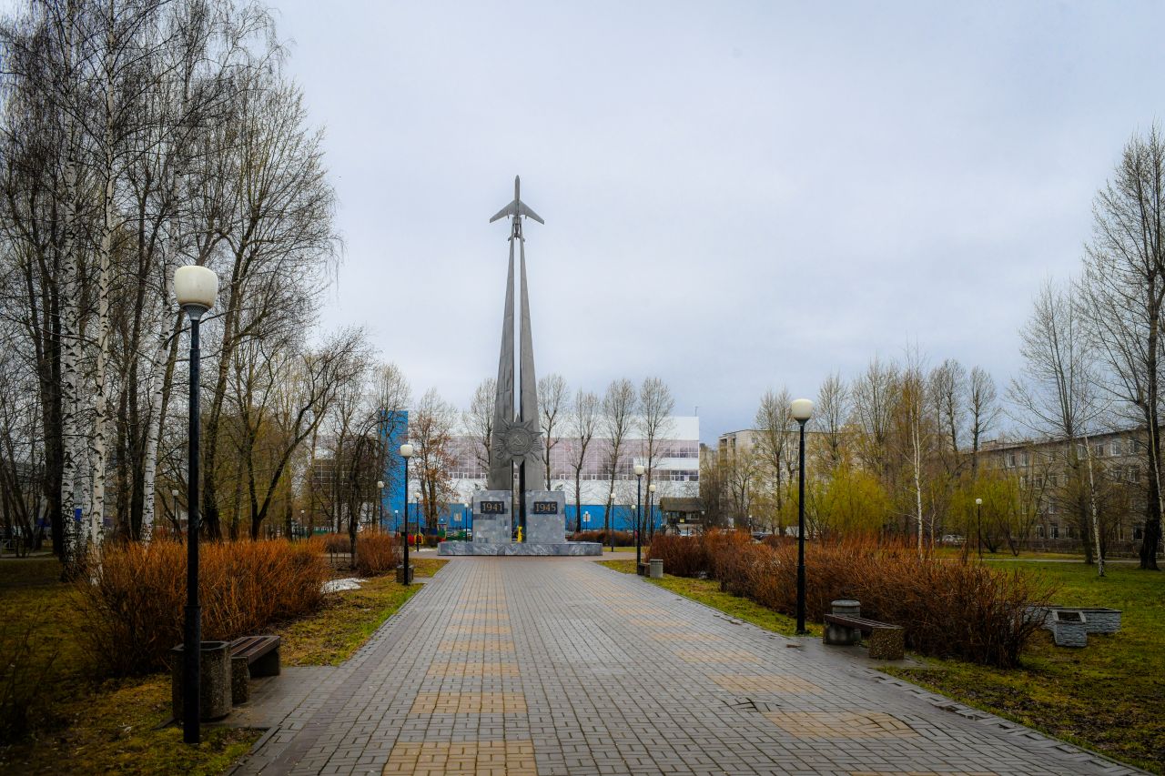 Сквер авиаторов в Свердловском районе краевой столицы привлекает внимание устремленной в небо лаконичной стелой. Фото: пресс-служба администрации города Перми
