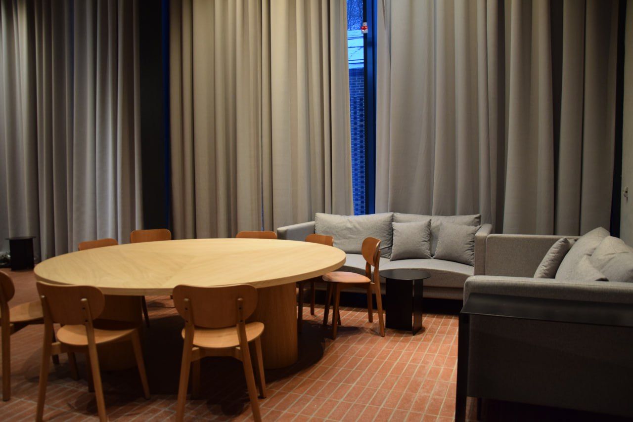 В библиотеке есть места для работы с книгами и компьютерами, места для комфортного чтения на мягких диванах. Фото: Пермская художественная галерея