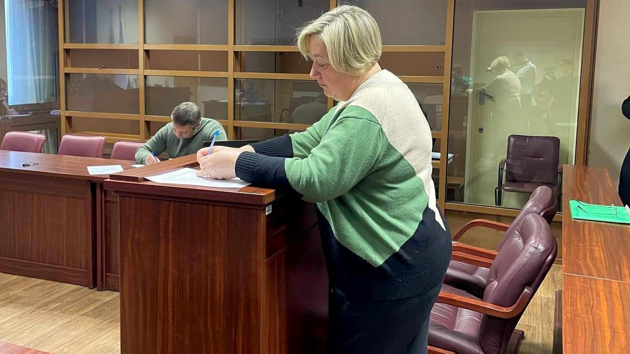 ​«Приезжала на дорогих машинах»: Отец и свекровь Ирины Шатовой — об отношениях с обвиняемой