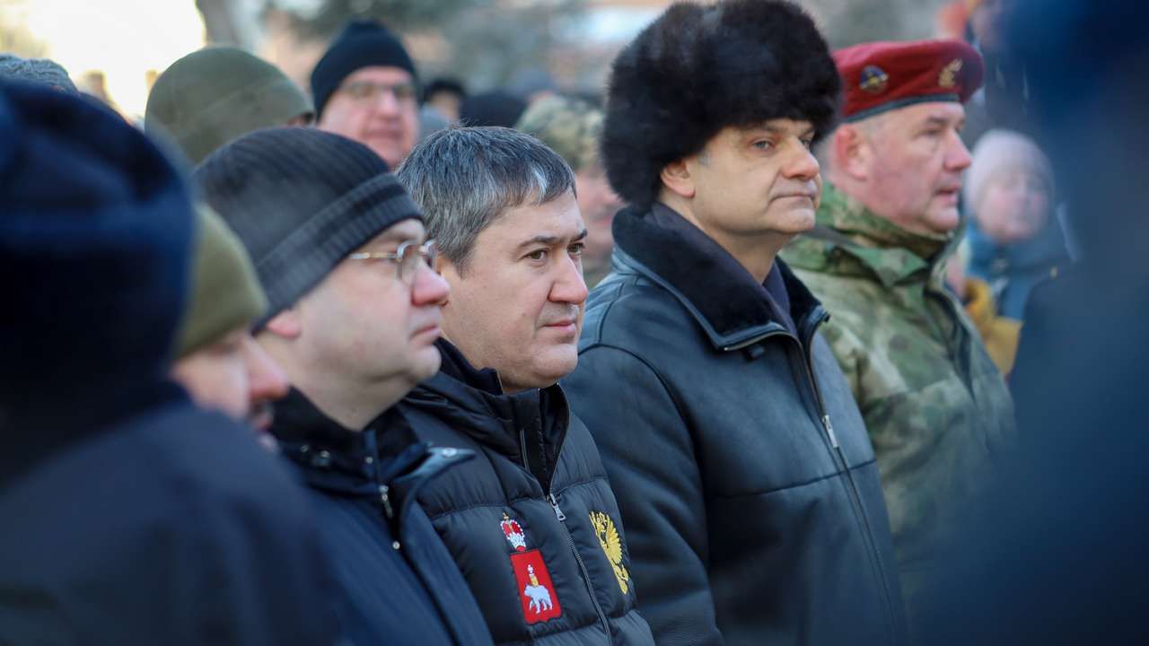 Губернатор Прикамья и глава Перми возложили цветы к мемориалу Уральскому добровольческому танковому корпусу. Фото: Елена Майорова