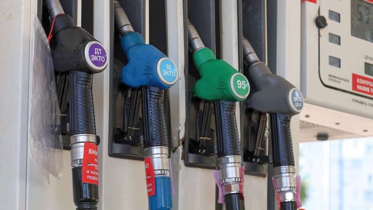 ​Ситуация с бензином в России осложнилась из-за совпадения сразу нескольких факторов, но в Прикамье дефицита не ожидается