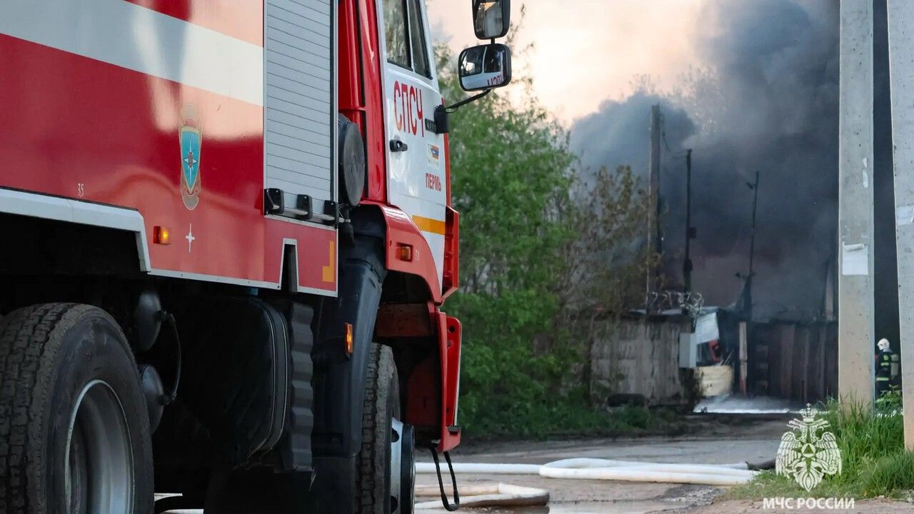 ​В Перми крупный пожар в ангаре удалось локализовать без пострадавших