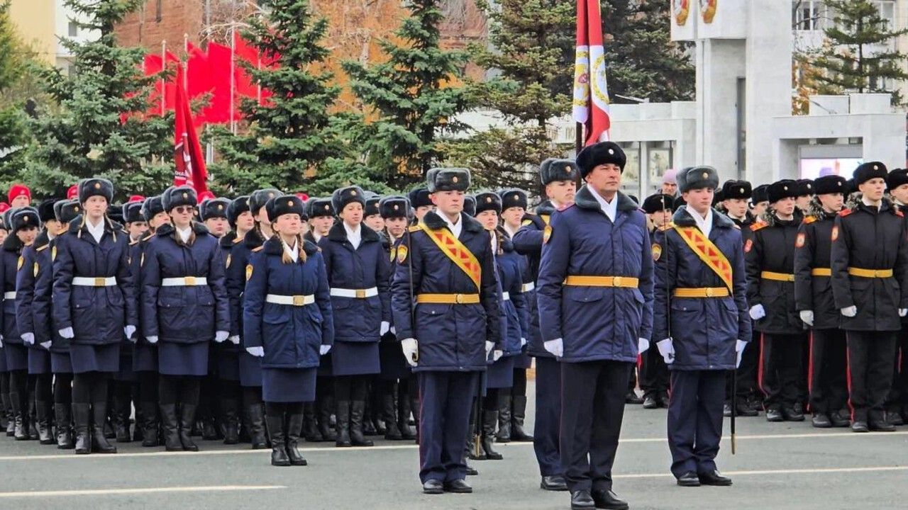 Пермские кадеты прошли по Самаре, чеканя шаг