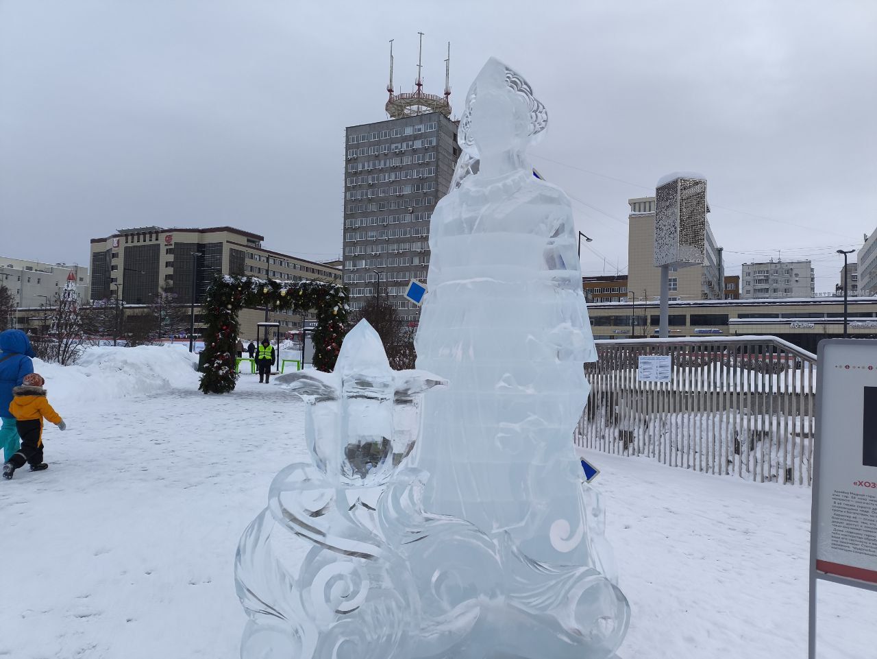 На эспланаде в Перми построили огромную горку для зимних видов спорта и массовых катаний