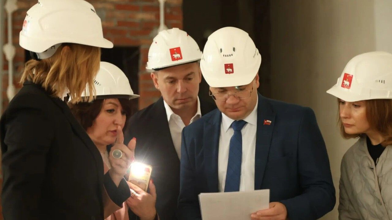 ​Эдуард Соснин проверил обновление школ и работу цифрового водоканала в Свердловском районе Перми