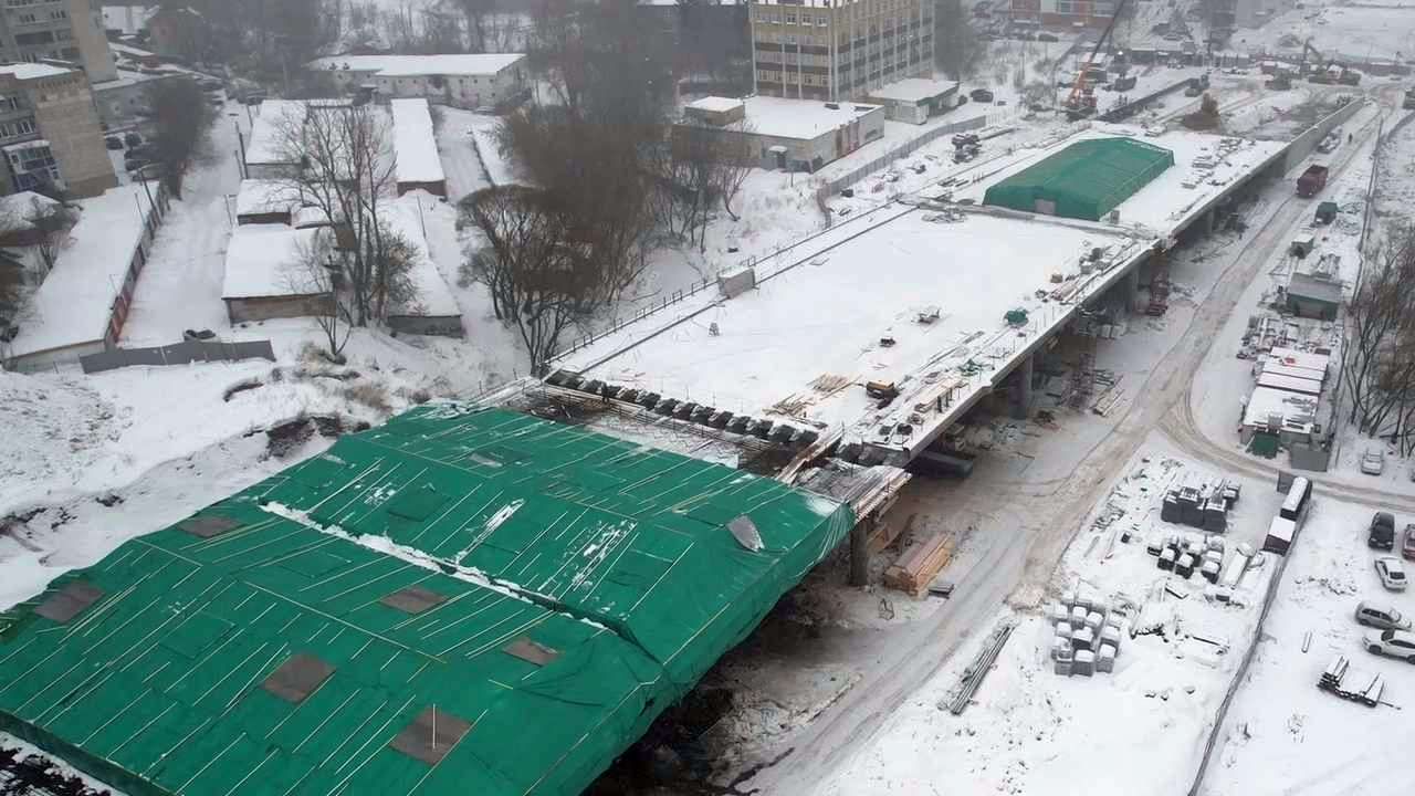 В Перми начали укладывать трамвайные пути на улице Крисанова в рамках масштабного дорожного проекта