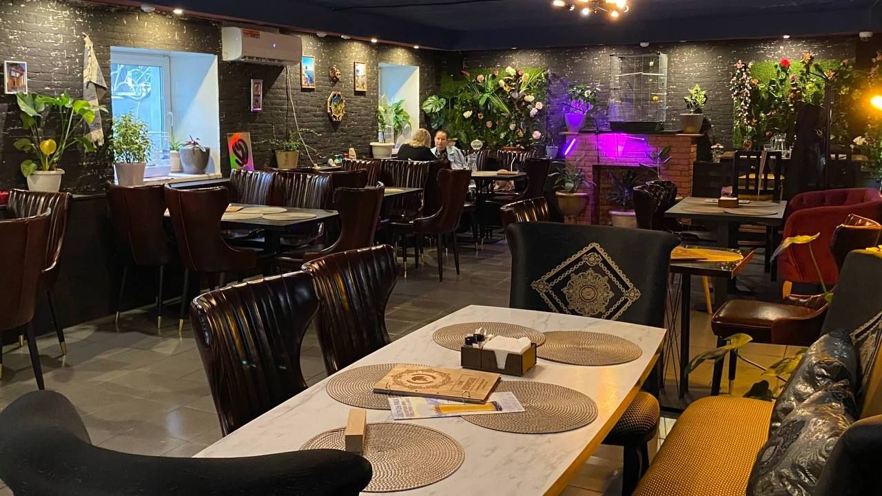​В Перми закрылось популярное кафе с французскими десертами, канарейками и тунисской кухней 