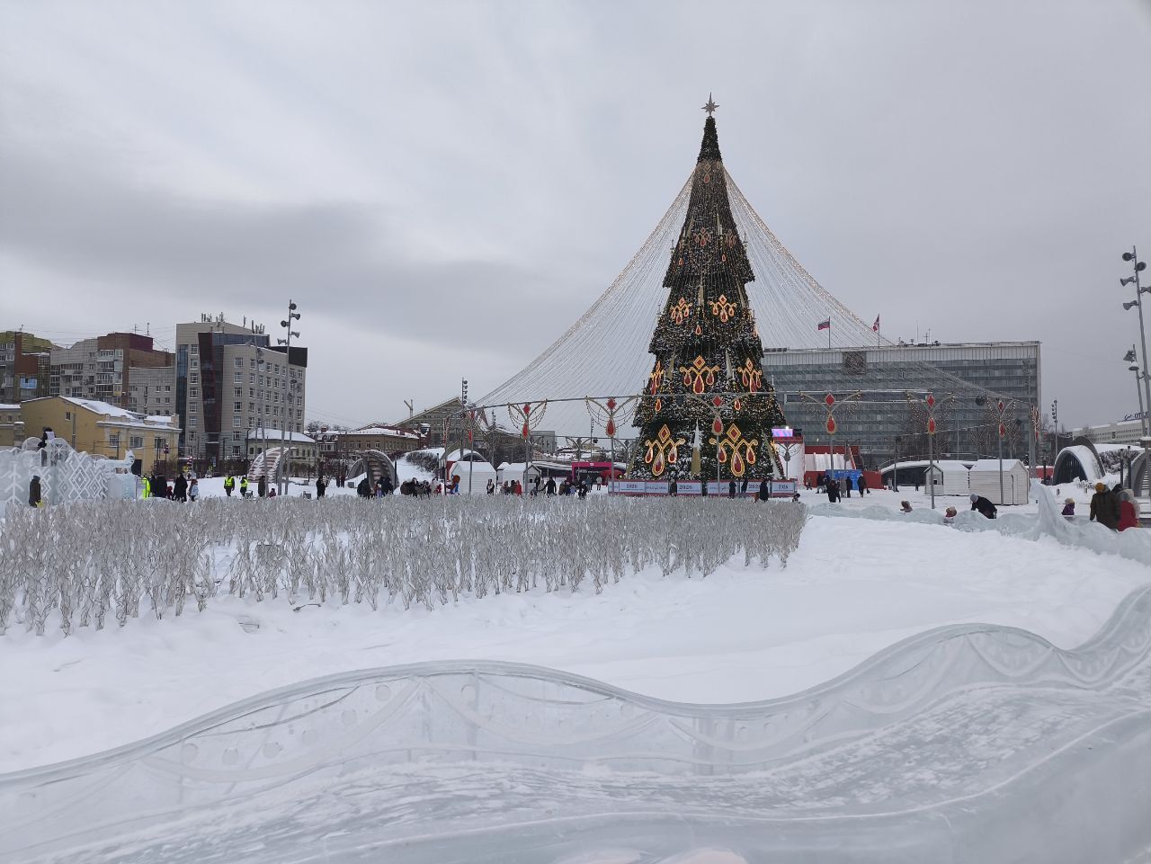 На эспланаде в Перми построили огромную горку для зимних видов спорта и массовых катаний