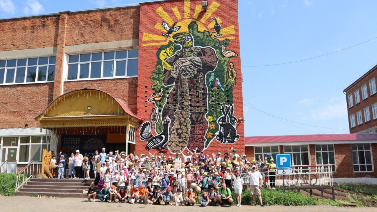 Пера-богатырь оживает на стенах Кудымкара: яркий мурал украсил этноцентр