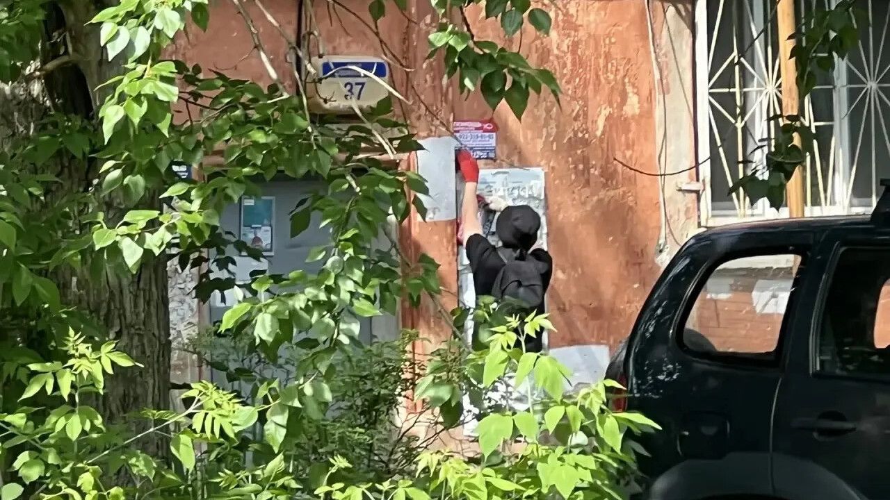 В Индустриальном районе Перми задержали расклейщика незаконной рекламы