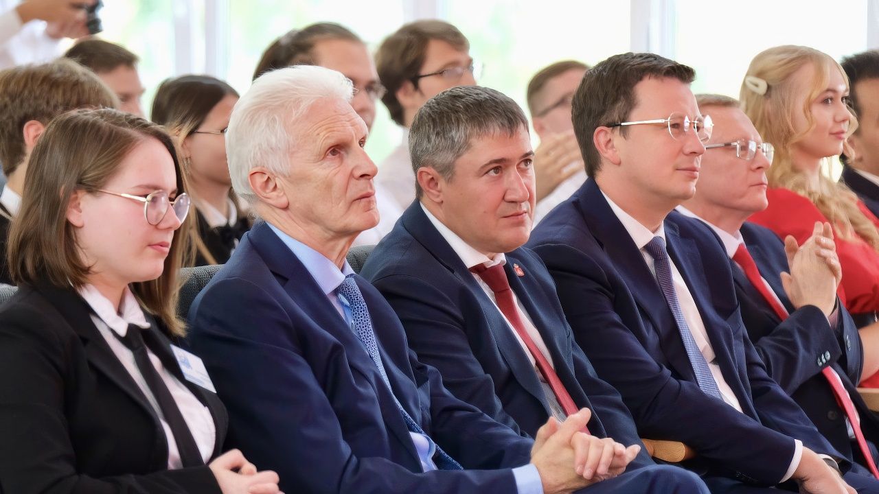 Андрей Фурсенко и Дмитрий Махонин поздравили студентов колледжа им. Славянова 