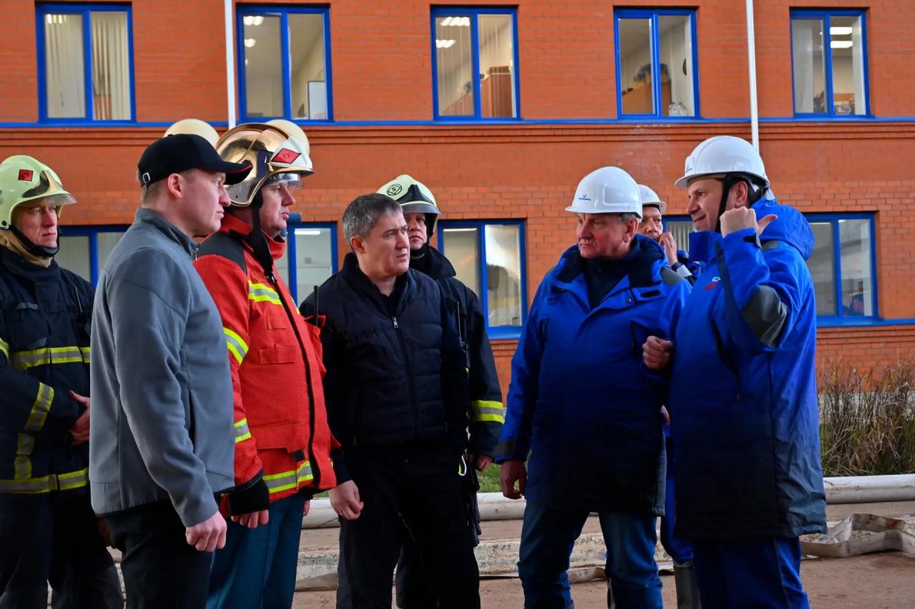 Губернатор Прикамья провел оперативное совещание на промплощадке - месте атаки БПЛА