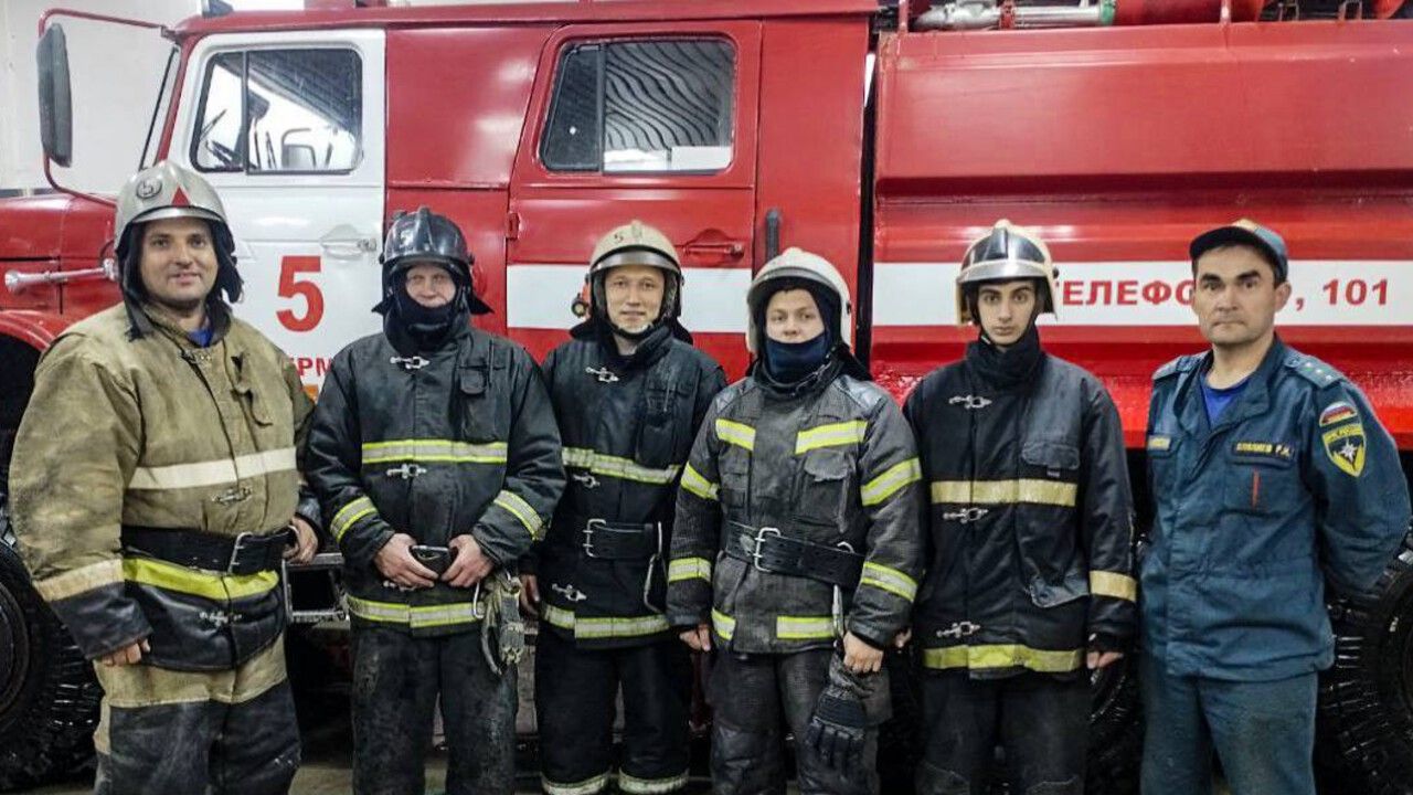 ​В Перми пожарные спасли пять взрослых и ребенка из горящей квартиры