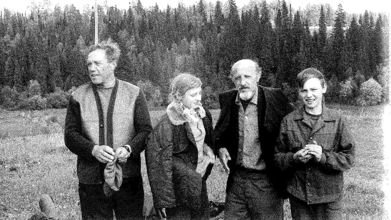 Семья Домниных в гостях у Астафьева в Быковке. Фото: музей Виктора Астафьева