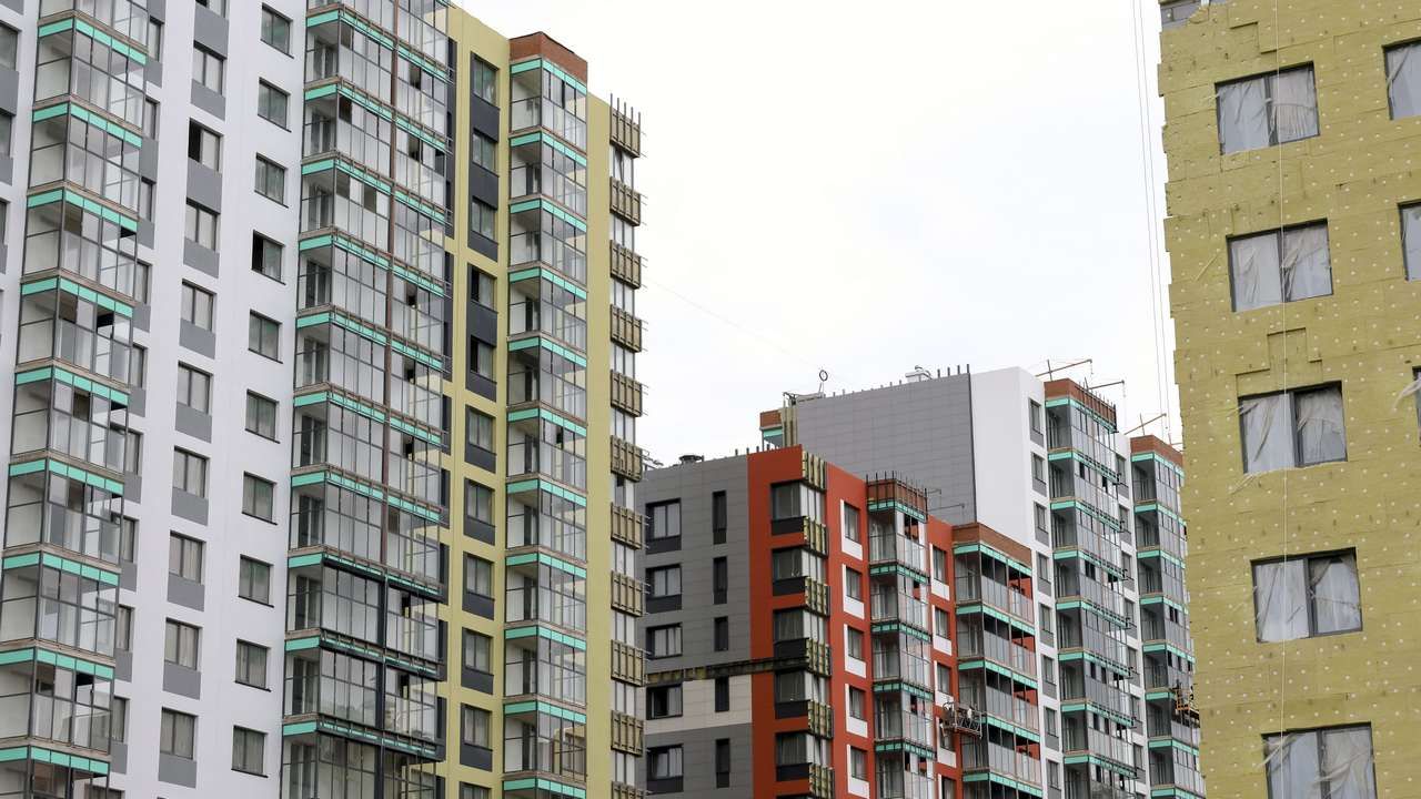 По закону застройщики обязаны завершить начатые объекты. Фото: Елена Майорова