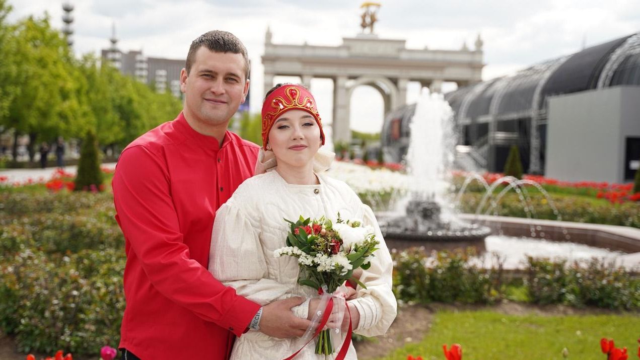 Пара полицейских из Оханска заключила брак на выставке «Россия» в Москве 