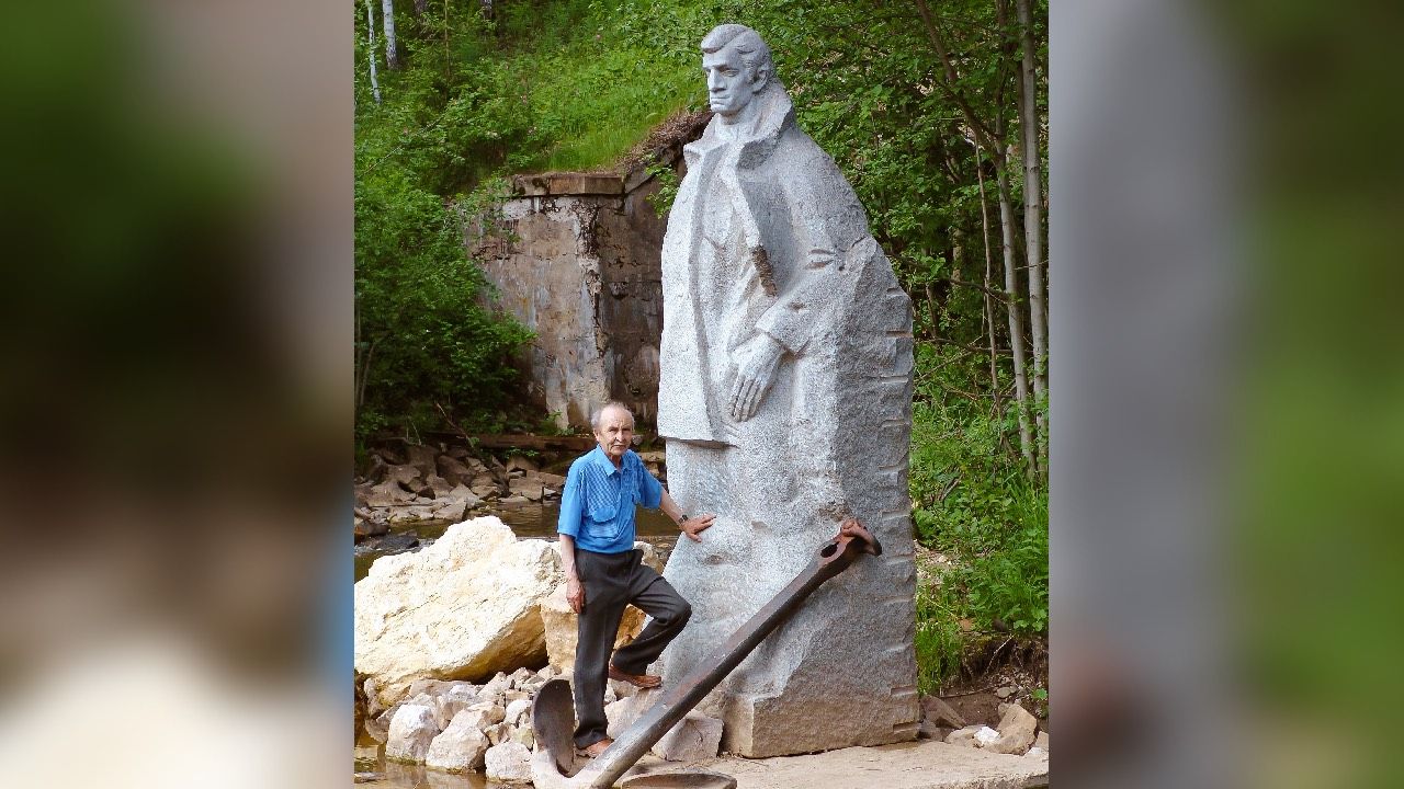 Скульптор Радик Мустафин и памятник Александру Грину. Фото: архив Парка истории реки Чусовой
