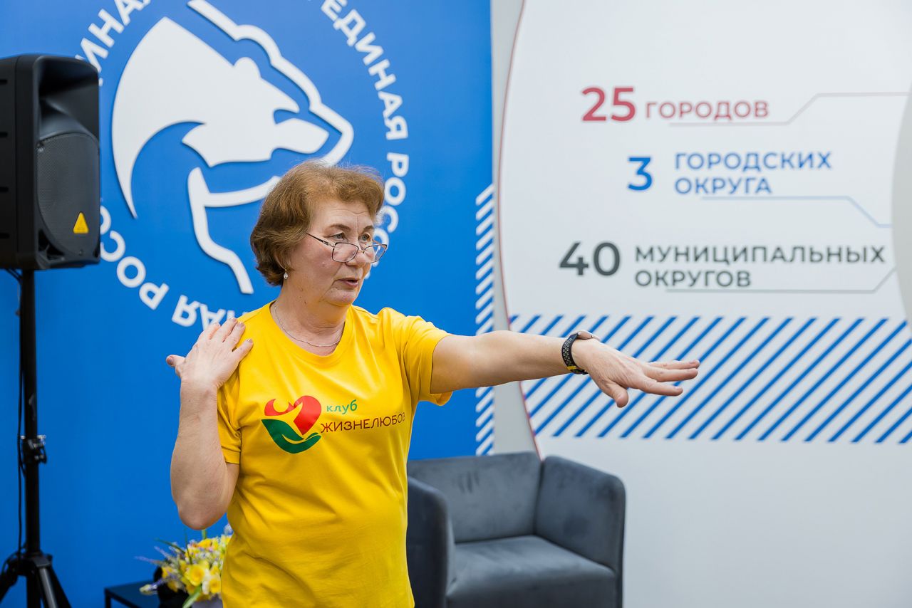 Людмила Солдатенко, один из наставников проекта «Нейробабушка», отмечает, что нейрогимнастика помогает сохранять активность, общение и вкус к жизни в любом возрасте.