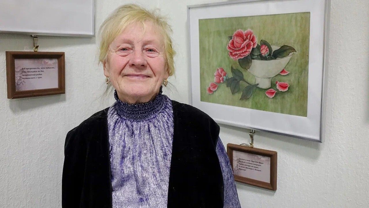 Галина Лопатина с радостью приходит в библиотеку, в которой проработала 43 года. Фото: Елена Майорова