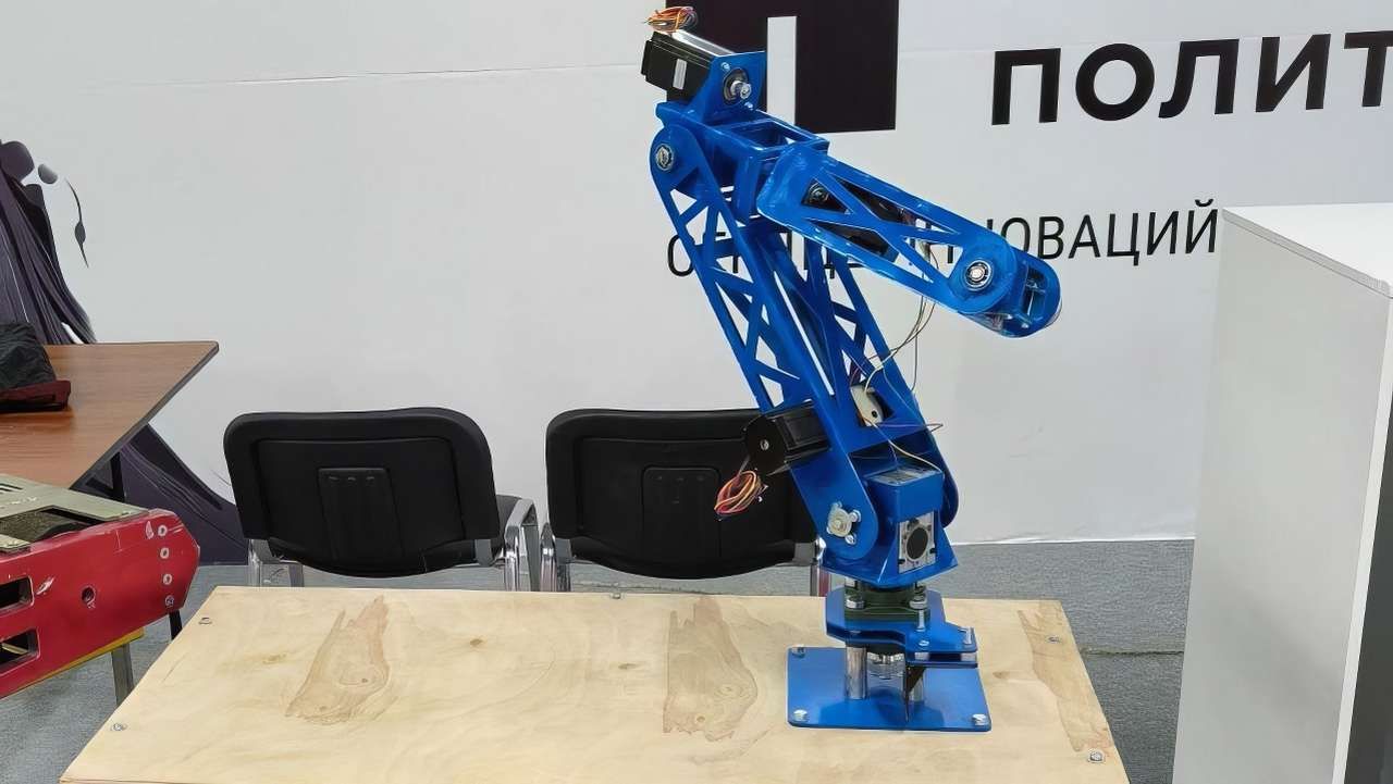 Пермские ученые разработали уникальный учебный робот-манипулятор