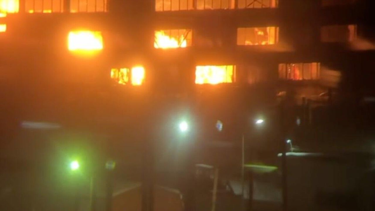 ​Крупный пожар произошел в складском здании на улице Дзержинского в Перми