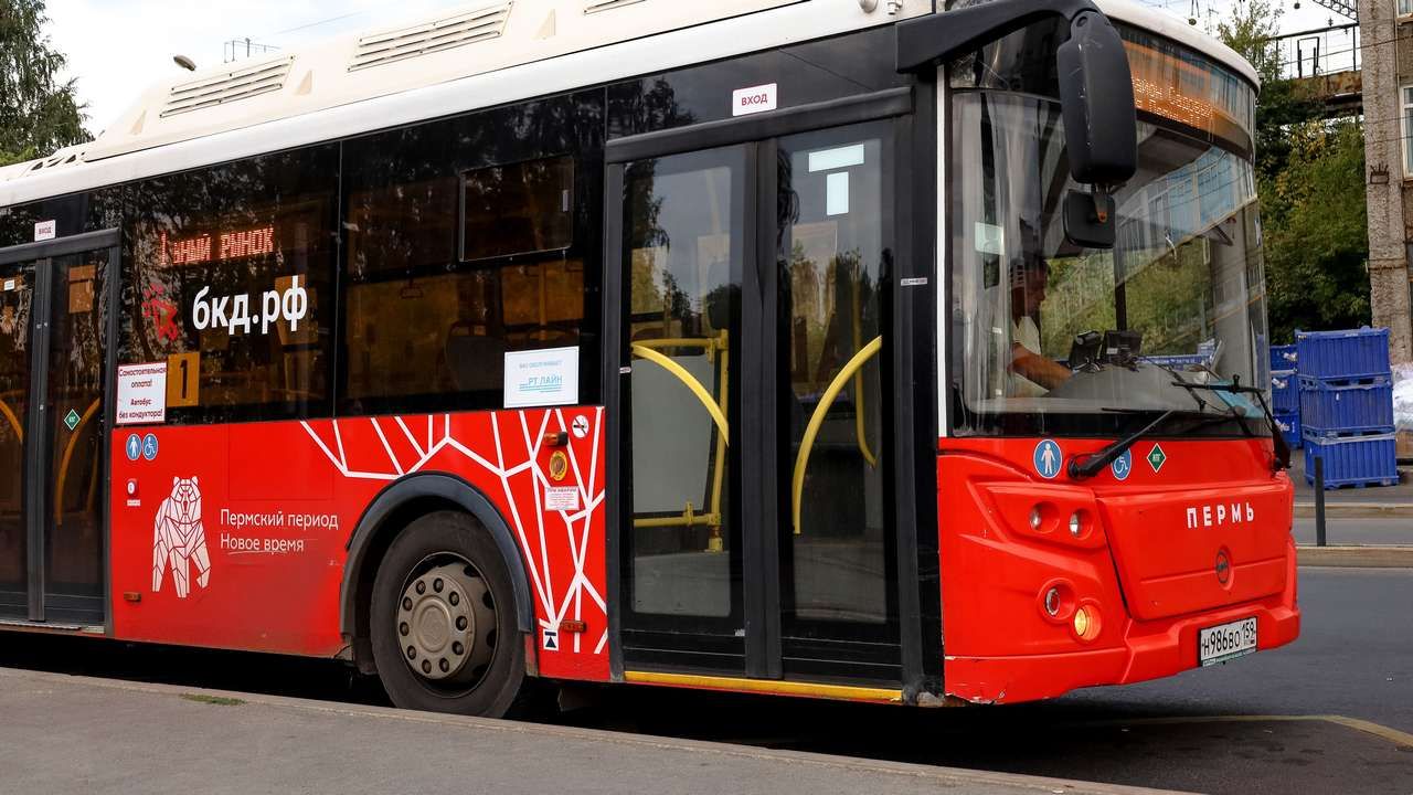 ​В краевом минтрансе рассказали, почему в Перми провалился автобус под асфальт 