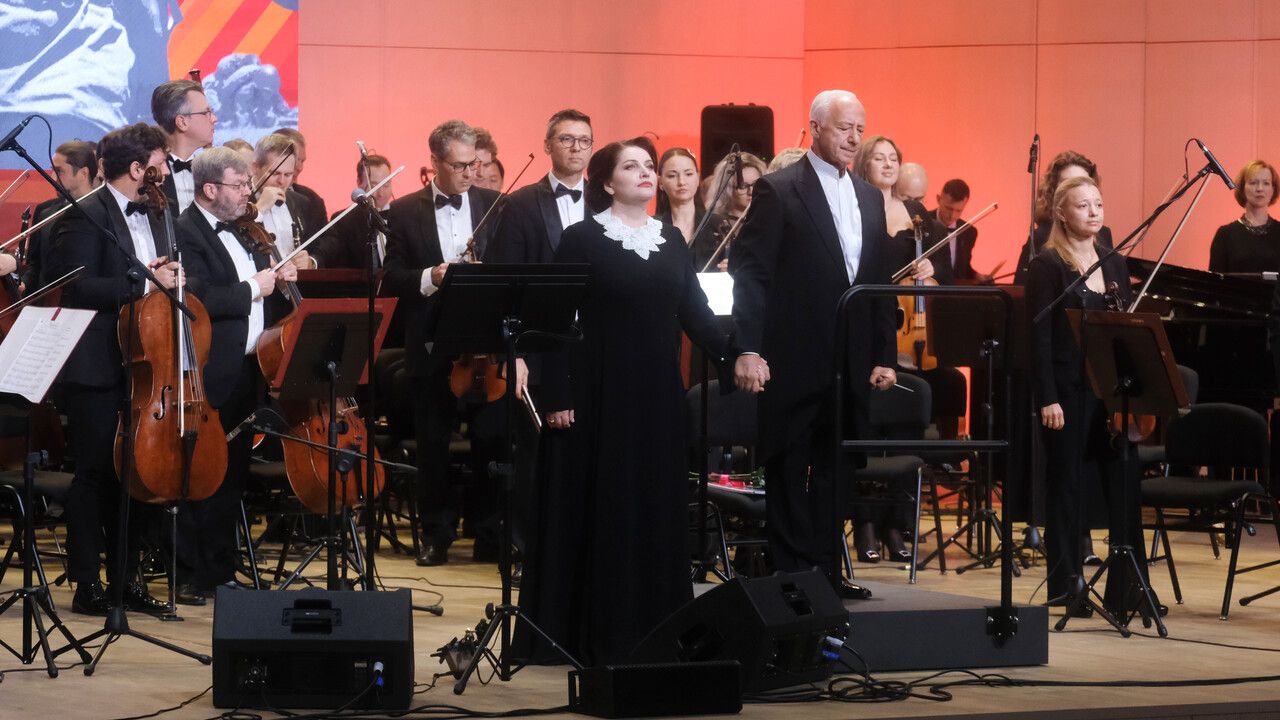 ​Национальный филармонический оркестр России под управлением Владимира Спивакова и солистка Хибла Герзмава исполнили песни военных лет