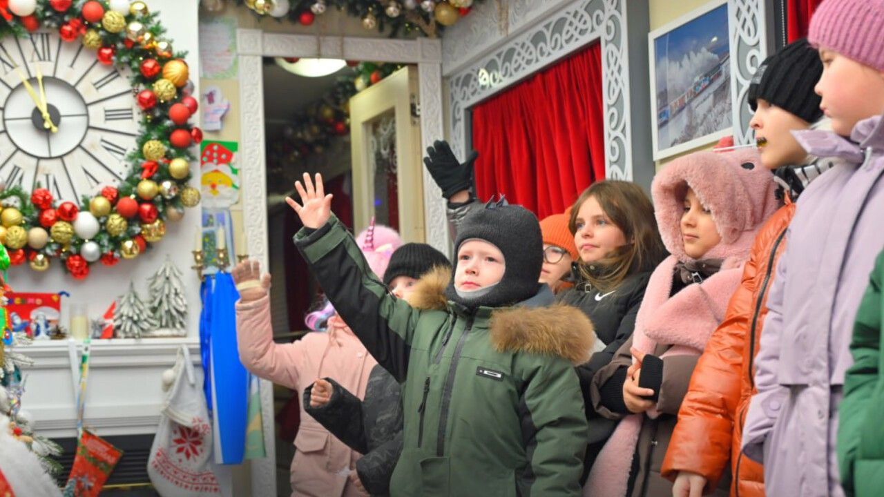 ​Дети участников СВО из Прикамья побывали на экскурсии в Поезде Деда Мороза