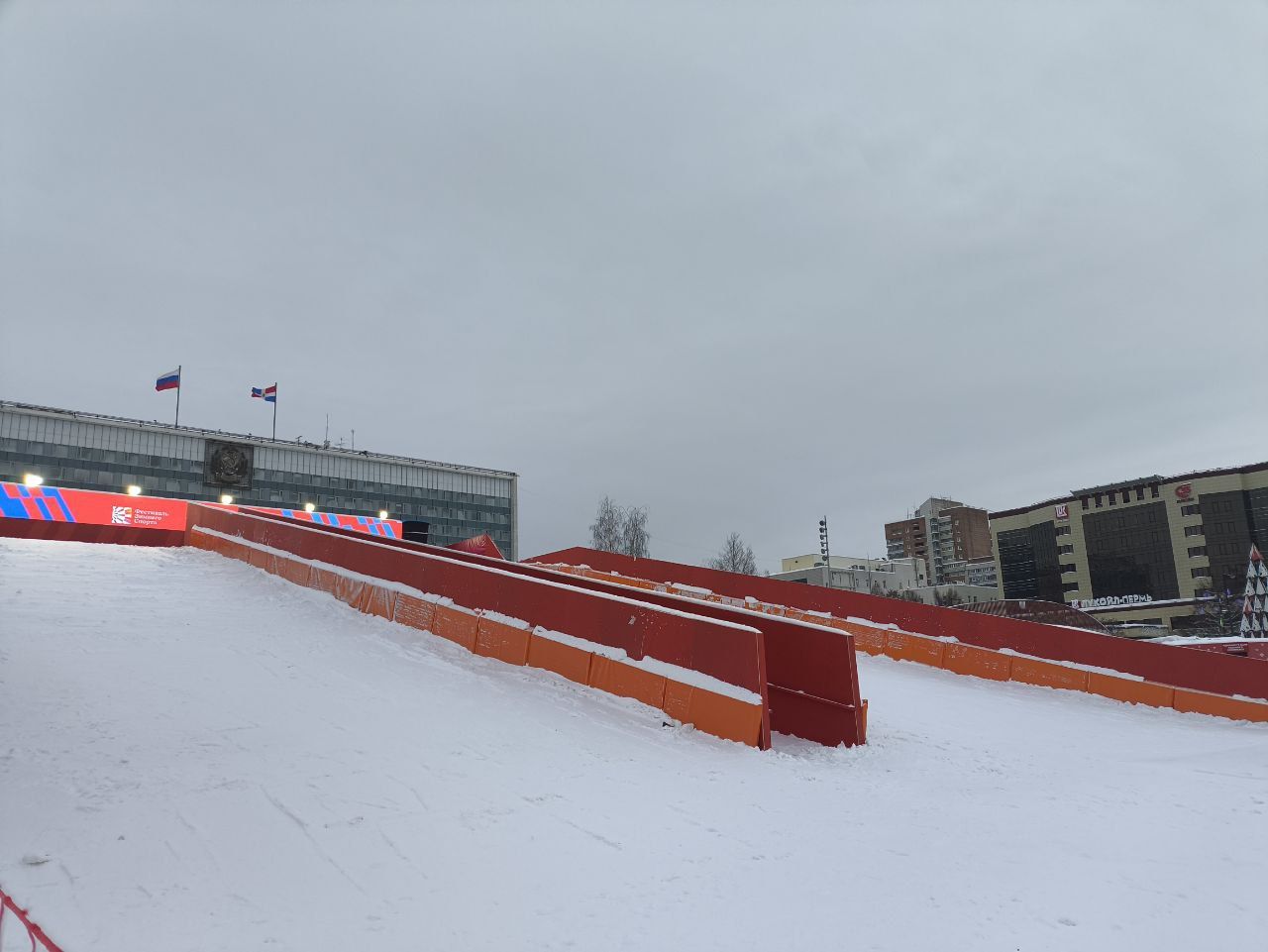 На эспланаде в Перми построили огромную горку для зимних видов спорта и массовых катаний