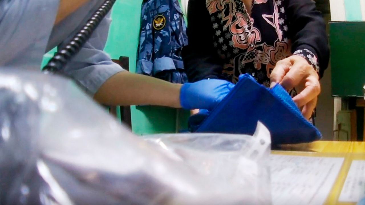 В Соликамске женщина пыталась передать сим-карту сыну в колонию