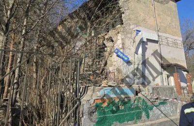 ​Часть стены аварийного дома на улице Чкалова обрушилась в Перми