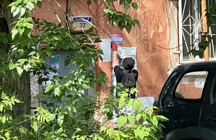 В Индустриальном районе Перми задержали расклейщика незаконной рекламы