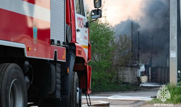 ​В Перми крупный пожар в ангаре удалось локализовать без пострадавших