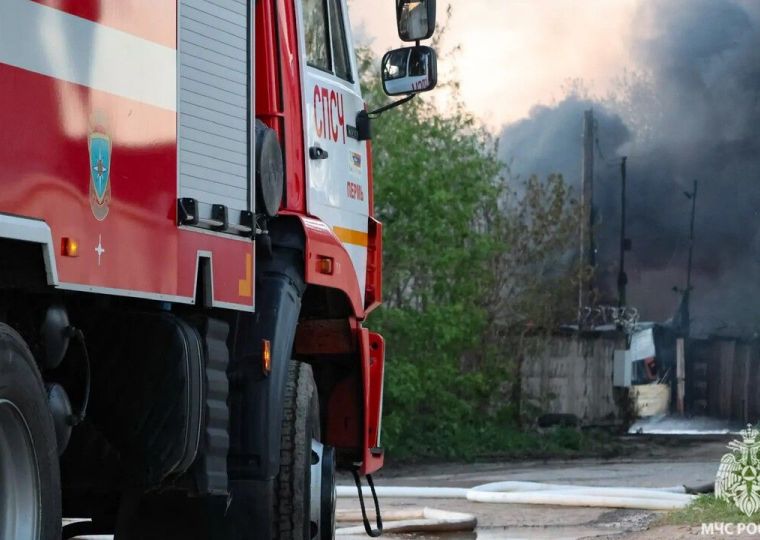 ​В Перми крупный пожар в ангаре удалось локализовать без пострадавших