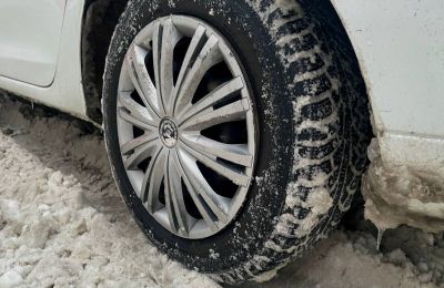 В связи с гололедицей ГИБДД призывает пермяков сменить летние шины на зимние