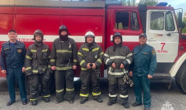 В Перми пожарные спасли женщину из горящей квартиры