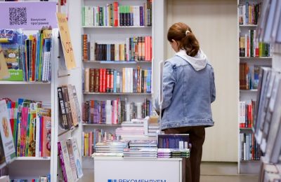 Книжная полка: какие книги могут стать хитами в этом году