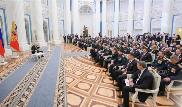 Президент РФ встретился с выпускниками «Время героев», среди которых был инспектор из Прикамья