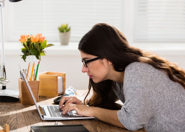 Чем нам всем угрожает сутулость: мнение врачей